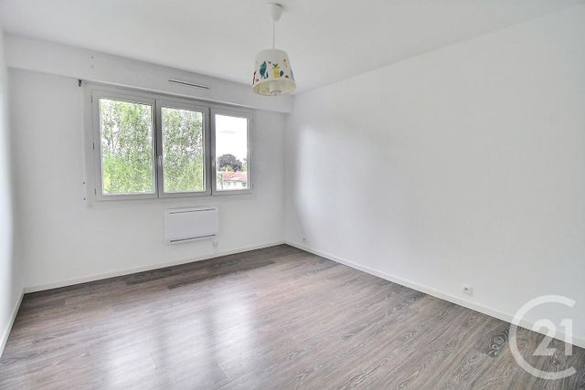 Afficher la photo en grand Appartement F4 à vendre - 4 pièces - 84.16 m2 - DOUVAINE - 74 - RHONE-ALPES - Century 21 Agence Du Lac