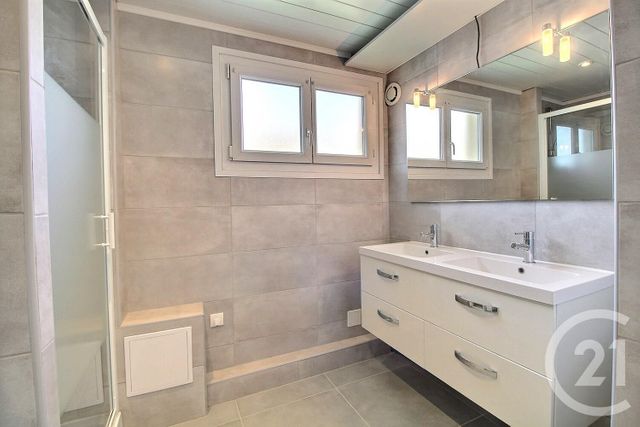 Afficher la photo en grand Appartement F4 à vendre - 4 pièces - 84.16 m2 - DOUVAINE - 74 - RHONE-ALPES - Century 21 Agence Du Lac